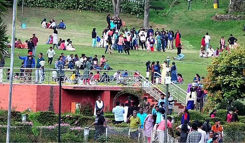 குளு, குளு சீசனை அனுபவிக்க குவிந்த சுற்றுலா பயணிகள்