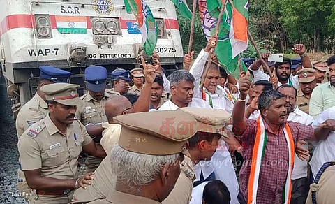 காங்கிரஸ் கட்சியினர் ரெயில் மறியல்; 150 பேர் கைது