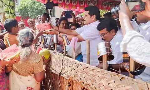 கரூர் மாவட்ட தி.மு.க. சார்பில் நீர்மோர் பந்தல்