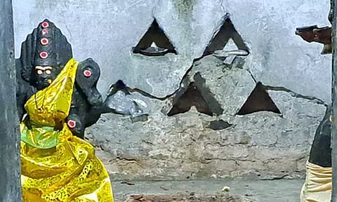 அம்மன் சிலை சேதம்; தொழிலாளி மீது வழக்கு