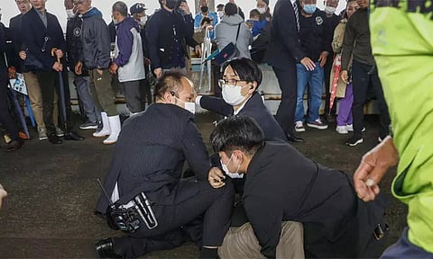 ஜப்பானில் பிரதமர் மீது 'பைப்' வெடிகுண்டு வீச்சு...அதிர்ஷ்டவசமாக உயிர் தப்பினார்...!