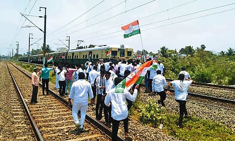 ஆவடியில் காங்கிரஸ் கட்சியினர் ரெயில் மறியல் - 100-க்கும் மேற்பட்டோர் கைது