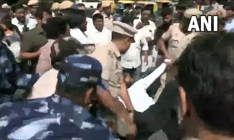 சி.பி.ஐ. சம்மன்; கெஜ்ரிவாலுக்கு ஆதரவாக ஆர்ப்பாட்டம்; ஆம் ஆத்மி தொண்டர்களை குண்டுக்கட்டாக தூக்கி சென்ற போலீசார்