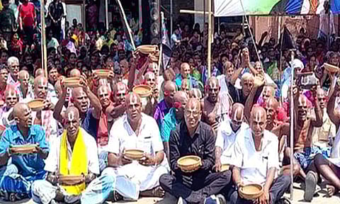 பரந்தூர் விமான நிலையம் அமைக்க எதிர்ப்பு: மொட்டையடித்து போராடும் ஏகனாபுர மக்கள்