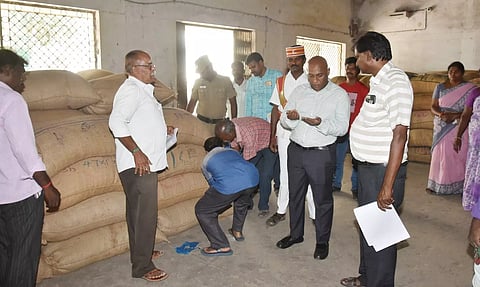 விழுப்புரம் ஒழுங்குமுறை விற்பனைக்கூடத்தில் கலெக்டர் திடீர் ஆய்வு