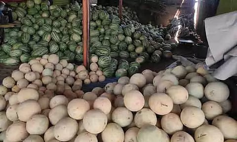 வெயில் தாக்கம் அதிகரிப்பு: கரூர் மாநகர பகுதிகளில் தர்பூசணி, முலாம்பழங்கள் விற்பனை படுஜோர்