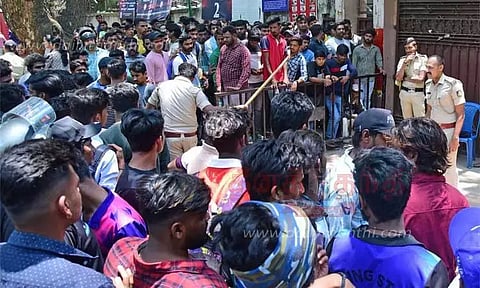 பெங்களூருவில் கிரிக்கெட் ரசிகர்கள் மீது தடியடி..!