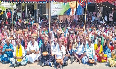 பரந்தூரில் விமான நிலையம் அமைக்க எதிர்ப்பு தெரிவித்து கிராம மக்கள் மொட்டை அடித்து போராட்டம்