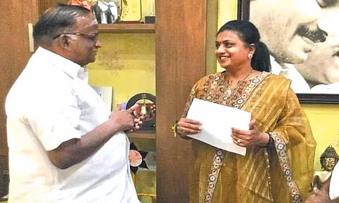 பள்ளிப்பட்டு தாலுகாவில் சாலையை சீரமைக்க கோரி நடிகை ரோஜாவிடம் முன்னாள் எம்.எல்.ஏ. மனு