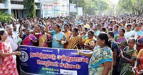 மெழுகுவர்த்தி ஏந்தி சத்துணவு ஊழியர்கள் ஆர்ப்பாட்டம்