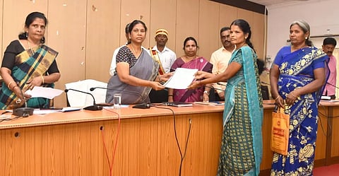 குறைதீர்க்கும் நாள் கூட்டத்தில்57 பயனாளிகளுக்கு ரூ.19¾ லட்சத்தில் நலத்திட்ட உதவிகள்கலெக்டர் சாந்தி வழங்கினார்