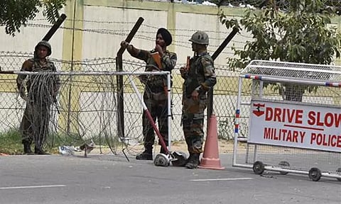 பஞ்சாப் ராணுவ முகாமில் 4 பேர் சாவில் தொடர்புடைய ராணுவ வீரர் கைது - முன்விரோதத்தில் துப்பாக்கியை திருடி சுட்டுக் கொன்றது அம்பலம்