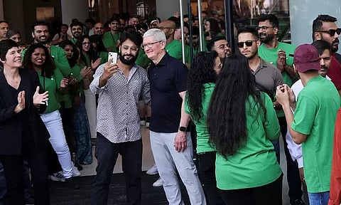 இந்தியாவில் முதல் ஆப்பிள் நேரடி விற்பனை நிலையத்தை திறந்து வைத்தார் அந்நிறுவன தலைவர் டிம் குக்!