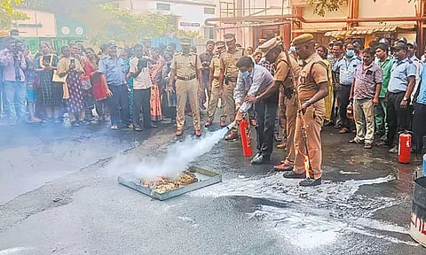 ஸ்டான்லி அரசு ஆஸ்பத்திரியில் தீ விபத்து பாதுகாப்பு ஒத்திகை -தீயணைப்பு வீரர்கள் நடத்தினர்