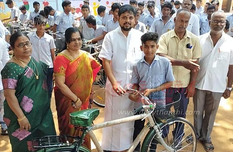 மாணவர்களுக்கு இலவச சைக்கிள்
