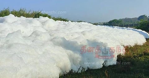 கெலவரப்பள்ளி அணையில் இருந்துவெளியேறும் ரசாயன நுரை