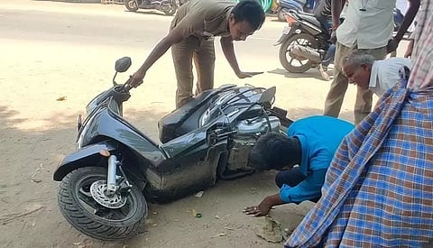 மோட்டார் சைக்கிளில் பாம்பு புகுந்ததால் பரபரப்பு