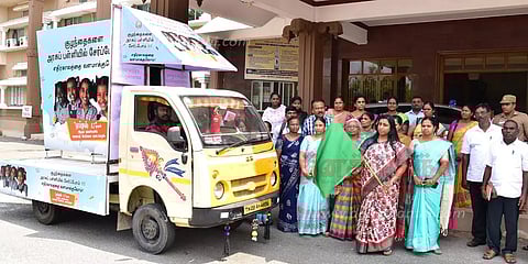 அரசு பள்ளிகளில்மாணவர்கள் சேர்க்கையை அதிகரிக்க விழிப்புணர்வு வாகன பிரசாரம்கலெக்டர் ஸ்ரேயா சிங் தொடங்கி வைத்தார்