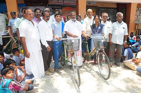 பள்ளி மாணவர்களுக்கு இலவச சைக்கிள்