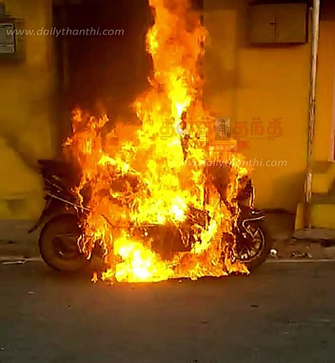 ஏ.டி.எம். மையம் முன்பு தீப்பிடித்து எரிந்த எலக்ட்ரிக் பைக்