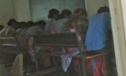 ஒரே பெஞ்சில் 4 பேர் பி.எட். தேர்வு எழுதியதால் பரபரப்பு