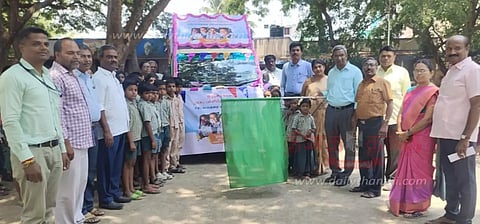 அரசு பள்ளிகளில் மாணவர்களை சேர்க்க வலியுறுத்தி விழிப்புணர்வு பிரசார வாகனம்