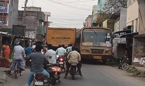 சாலை ஆக்கிரமிப்பால் அதிகரித்து வரும் விபத்துகள்