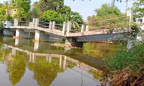 சேதமடைந்த தென்கரை வாய்க்கால் பாலம் புதிதாக கட்டப்படுமா?