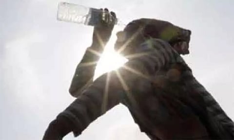 வெப்ப அலை எதிரொலி: பகல் 12-5 மணி வரை திறந்த வெளியில் நிகழ்ச்சிகள் நடத்தக்கூடாது - மராட்டிய அரசு உத்தரவு