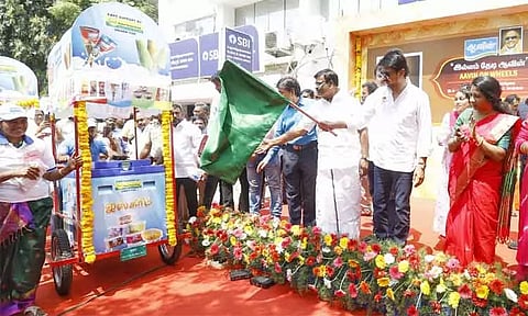 நடமாடும் ஆவின் ஐஸ்கிரீம் விற்பனை வாகனம் - அமைச்சர் உதயநிதி ஸ்டாலின் தொடங்கி வைத்தார்