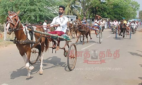கோவில் திருவிழாவையொட்டி குதிரை வண்டி பந்தயம்