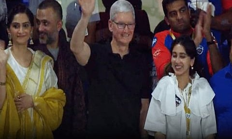 டெல்லி - கொல்கத்தா இடையிலான போட்டியை நேரில் கண்டுகளித்த ஆப்பிள் சிஇஓ டிம் குக்!