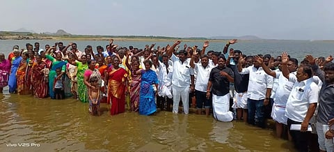 மீன்பிடி உரிமம் தனியாரிடம் ஒப்படைக்கப்பட்டதை கண்டித்துவைகை அணையில் இறங்கி மீனவர்கள் போராட்டம்:பெண் மயங்கி விழுந்ததால் பரபரப்பு