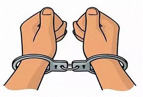 லாட்டரி சீட்டுகள் விற்ற 2 பேர் கைது