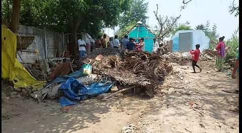 சிதம்பரம் அருகேநீர்நிலையை ஆக்கிரமித்து கட்டப்பட்ட 9 வீடுகளை இடிக்கும் பணி தொடக்கம்பொதுப்பணித்துறை அதிகாரிகள் நடவடிக்கை