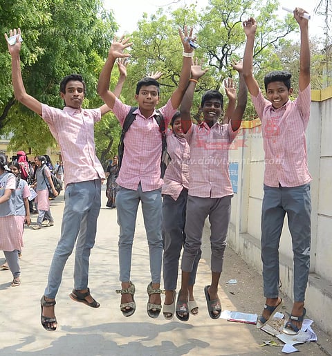 10-ம் வகுப்பு தேர்வுகள் நிறைவு; உற்சாகமாக கொண்டாடிய மாணவ- மாணவிகள்செல்பி எடுத்து மகிழ்ந்தனர்