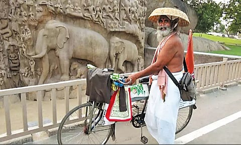 புண்ணிய தலங்களுக்கு சைக்கிள் பயணம் மேற்கொள்ளும் முதியவர் மாமல்லபுரம் வந்தார்