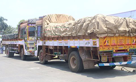 கூழாங்கற்கள் கடத்திய 2 லாரிகள் பறிமுதல்