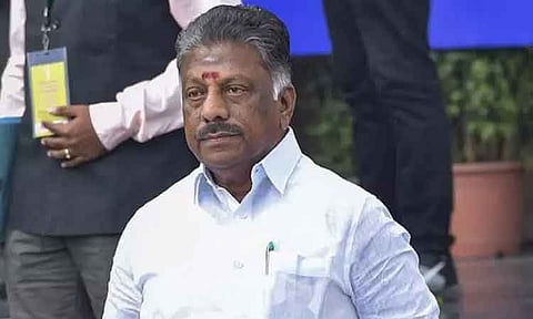 கர்நாடக தேர்தல்: காந்திநகர் தொகுதியில் ஓ.பி.எஸ். தரப்பு வேட்பாளர் தாக்கல் செய்த மனு அ.தி.மு.க. பெயரில் ஏற்பு