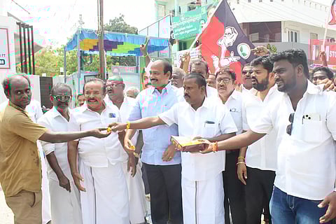 அ.தி.மு.க.வினர் பட்டாசு வெடித்து, இனிப்பு வழங்கி கொண்டாட்டம்