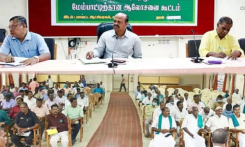 தேங்காயை அரசே கொள்முதல் செய்ய வேண்டும்குறைகேட்பு கூட்டத்தில் விவசாயிகள் வலியுறுத்தல்