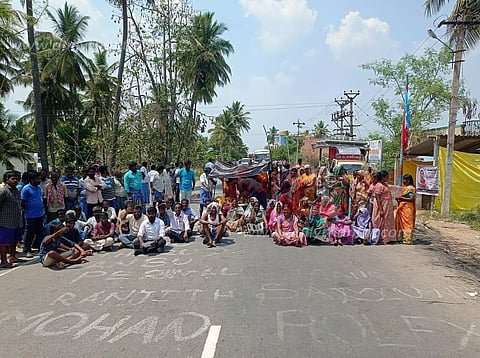 மத்தூர் அருகேமோட்டார் சைக்கிள் மோதி பெண் பலிபிணத்துடன் கிராம மக்கள் சாலை மறியல்; போக்குவரத்து பாதிப்பு
