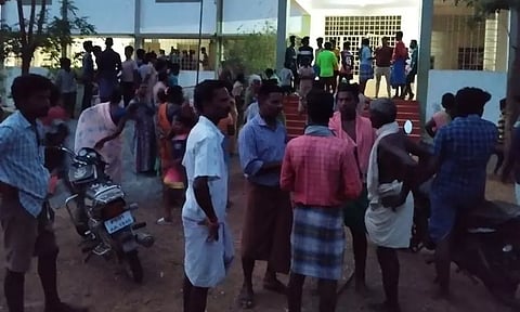 பள்ளியில் மாணவிக்கு பாலியல் தொல்லை; தலைமை ஆசிரியருக்கு தர்ம அடி