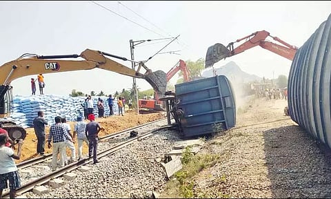 கிருஷ்ணகிரி அருகே சரக்கு ரெயில் தடம் புரண்டது