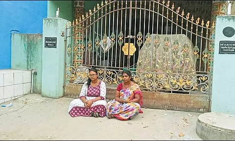 4 வயது மகனை மீட்டு தரக்கோரி கணவர் வீட்டு முன் தாயுடன் இளம்பெண் தர்ணா