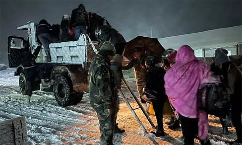 சிக்கிமில் கடும் பனிப்பொழிவால் சிக்கித் தவித்த 70 சுற்றுலாப் பயணிகள் மீட்பு