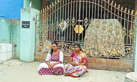 4 வயது மகனை மீட்டு தரக்கோரி கணவர் வீட்டு முன் தாயுடன் இளம்பெண் தர்ணா