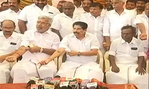 இரட்டை இலை சின்னம் பச்சை குத்திருக்கேன்..என் கையை அறுத்து எடுத்துடுவாங்களா..? ஓபிஎஸ் ஆதரவாளர் ஆவேச பேட்டி