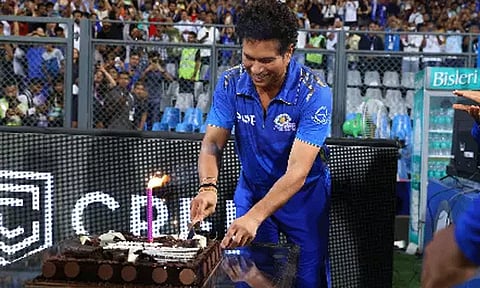 வான்கடே மைதானத்தில் கேக் வெட்டி பிறந்தநாள் கொண்டாடிய சச்சின் டெண்டுல்கர்.!