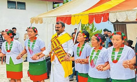 நாகாலாந்து மாநிலத்தில் பழங்குடியின பெண்களுடன் நடனமாடிய மத்திய மந்திரி